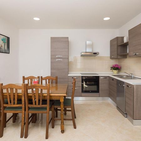 Sandy Beach Apartment โอมิช ภายนอก รูปภาพ